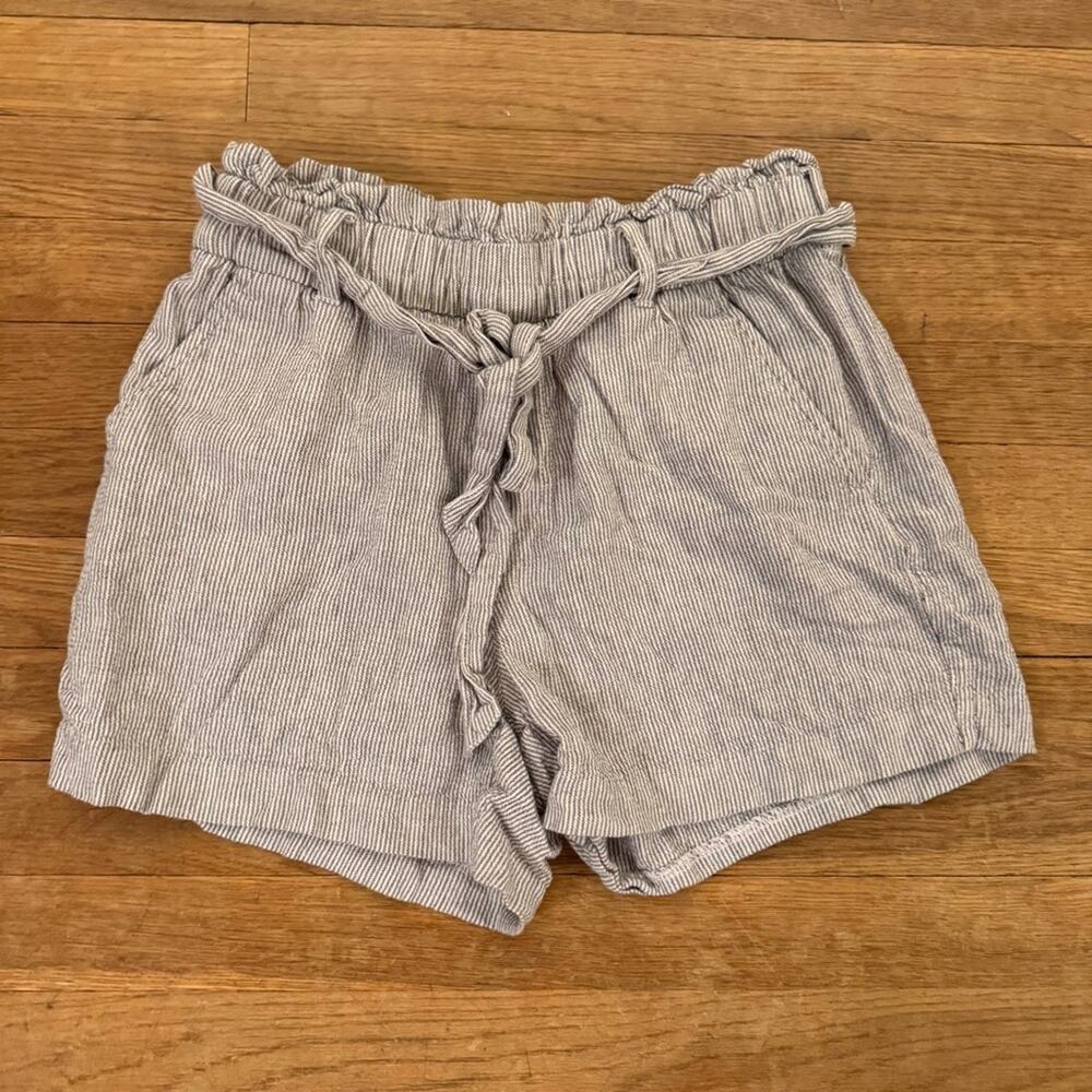 Old Navy linen blend white gray pinstripe belted elastic waist shorts sz 2
 b31